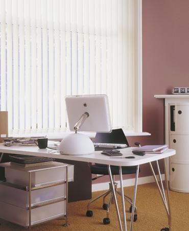 Büro mit einem weißem Lamellenvorhang