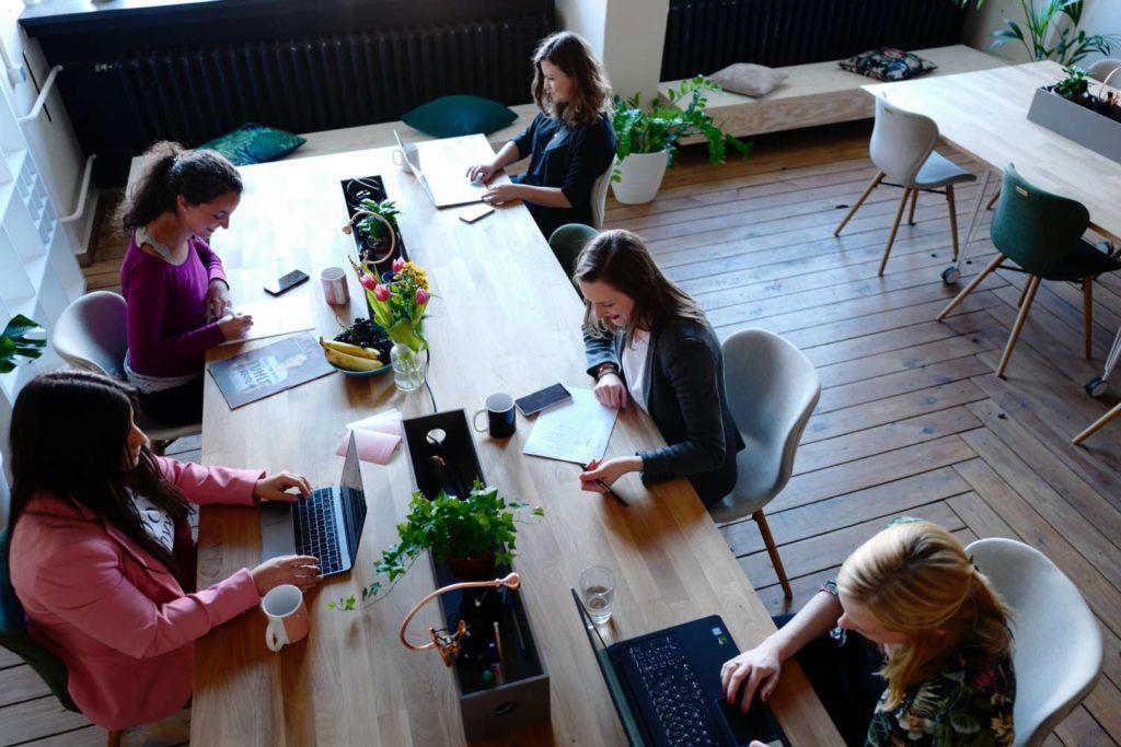 Meeting von fünf Personen