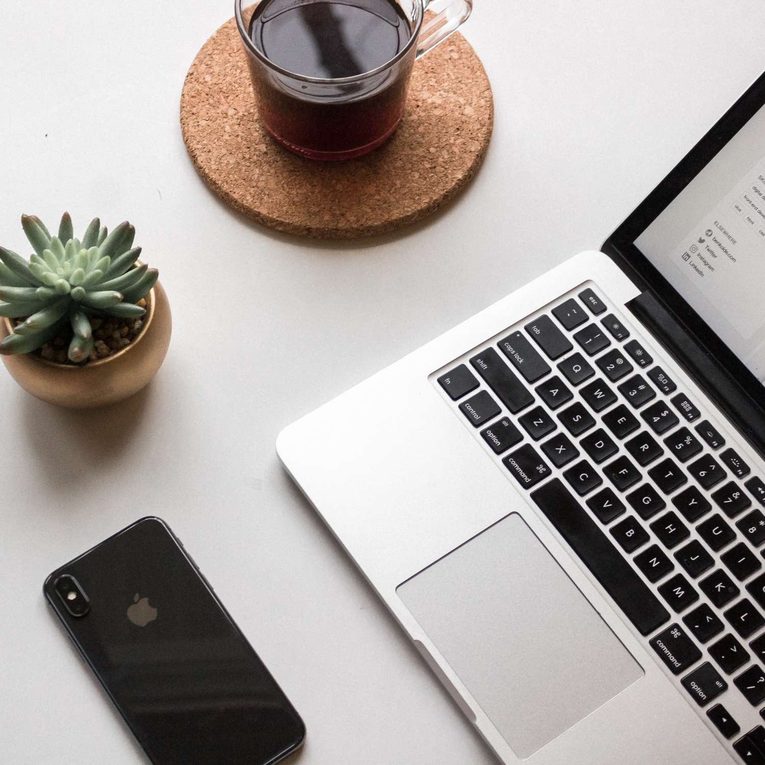 Laptop Handy Kaffee und Kaktus